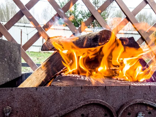 Березовые дрова жгут сильный огонь на барбекю . — стоковое фото