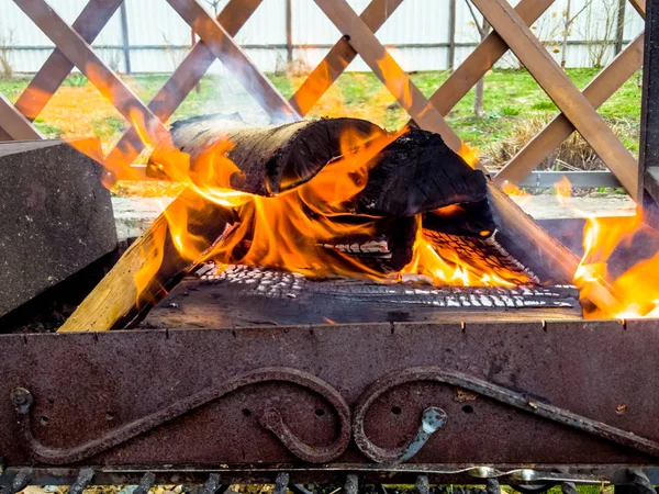 Ξύλα τζακιού καύση ισχυρή φωτιά σε ψησταριά. — Φωτογραφία Αρχείου