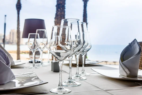 Weingläser für Weinstand auf Tisch mit weißer Tischdecke Wasser — Stockfoto