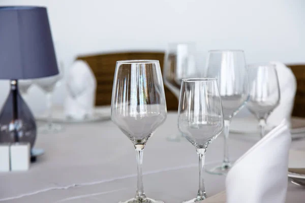 Die Weingläser stehen auf einem runden Tisch, der mit einem weißen Tuch bedeckt ist — Stockfoto