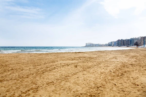 Leerer Strand des Meeres im Frühling. — Stockfoto