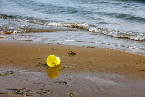 A tenger, a tavaszi üres beach. — Stock Fotó