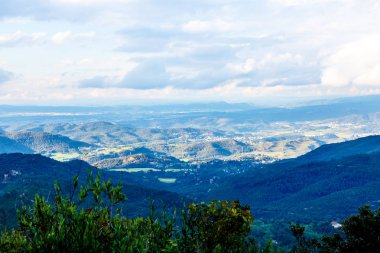 Kurtlar Vadisi üzerinden görünüm. sis, güneşin altında yukarıda.