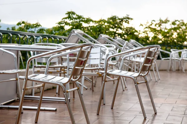 Metal  Aluminum desks and tables in a cafe after rain. Deserted. — Stock Photo, Image