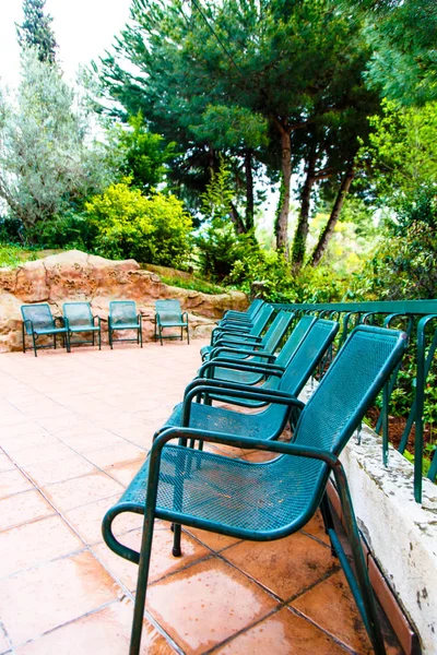 Metal green chairs (benches) are in the Park. — Stock Photo, Image