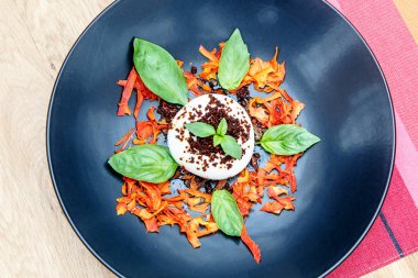 Burrata peynir domates ve fesleğen ile yazarın dosyalama 