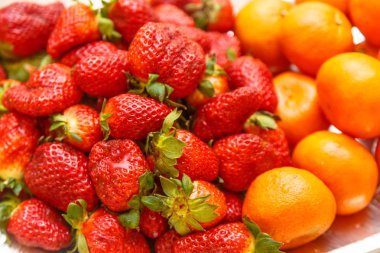 Çilek, portakal ve diğer meyve bir plaka üzerinde bir festiv vardır