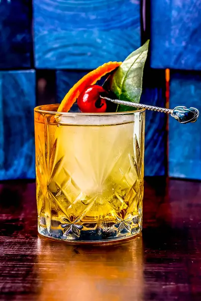 Un cocktail o un whisky e soda sul ghiaccio un bicchiere di ghiaccio — Foto Stock