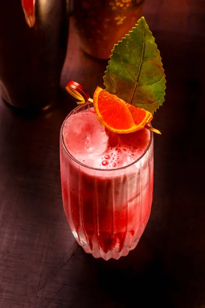 Cocteles o limonada roja (cereza, fresa, frambuesa) en dar — Foto de Stock