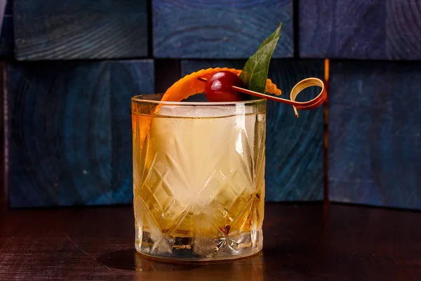 Un cocktail o un whisky e soda sul ghiaccio un bicchiere di ghiaccio — Foto Stock