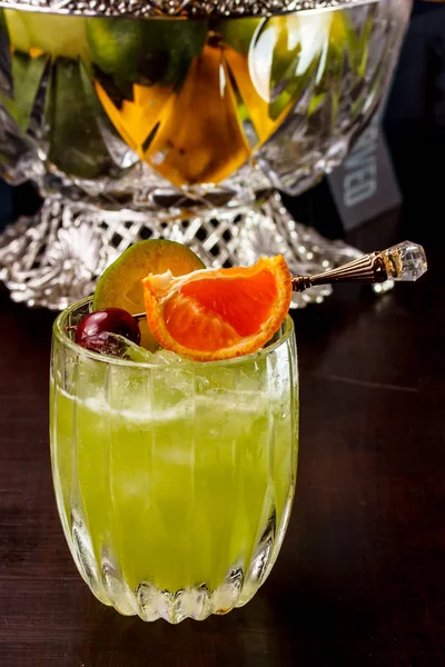 Limonade uit de citroenen, limoenen en appels in het glas. — Stockfoto