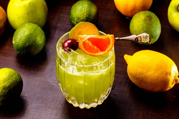 Limonade uit de citroenen, limoenen en appels in het glas. — Stockfoto