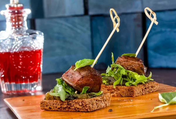 Sandwich con rebanadas de lengua asada sobre un fondo oscuro . — Foto de Stock