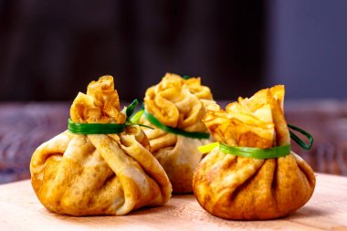 Krep çanta yalan şeklinde ahşap tahta üzerinde yuvarlandı..