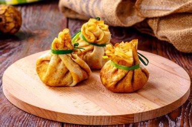 Krep çanta yalan şeklinde ahşap tahta üzerinde yuvarlandı..