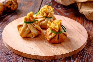 Krep çanta yalan şeklinde ahşap tahta üzerinde yuvarlandı..