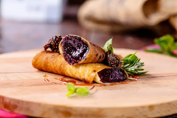 Rotoli di frittelle farcite con marmellata sono sul bordo . — Foto Stock