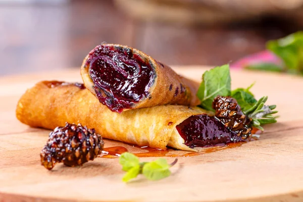 Rotoli di frittelle farcite con marmellata sono sul bordo . — Foto Stock