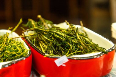 Seramik bir kutu içinde dal biberiye vardır