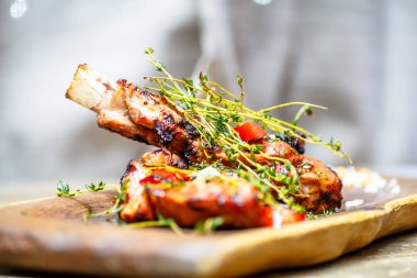 Otlar ve biber ile ızgara fileto üzerinde kurulu olduğunu