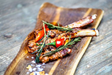 Otlar ve biber ile ızgara fileto üzerinde kurulu olduğunu