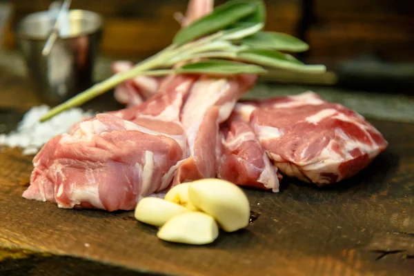 Lombo crudo di vitello, salvia, aglio e salse. Carne per il barbecue — Foto Stock