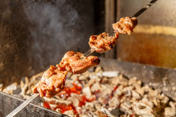 Shish kebab pörkölés több mint a piros parázs, a grill, grill. — Stock Fotó