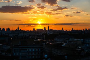 Güneşin Moskova, evlerin siluetleri ayarlar ve aga kiliseleri