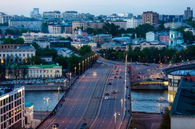 Akşam Moskova panorama. Yolu Köprülü nehri küçük machi