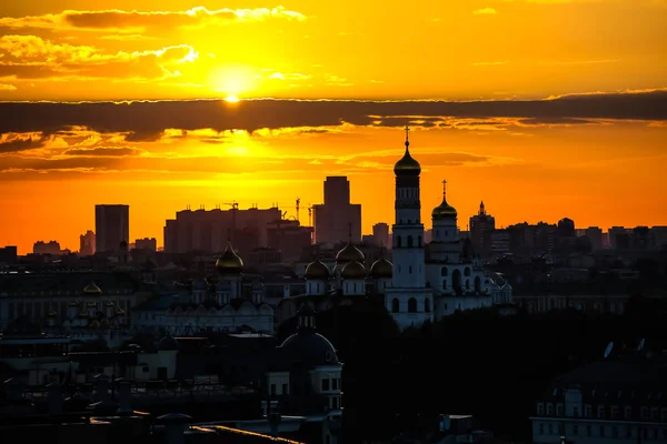 Солнце садится над Москвой, силуэты домов и церквей ага — стоковое фото