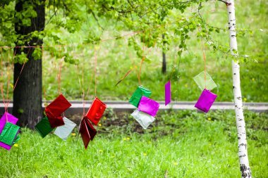 Bir çocuk partisi için halatlar üzerinde asılı zarflarda hediyeler.