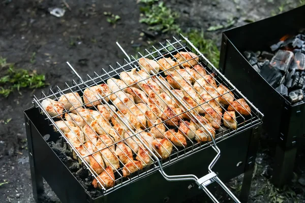 Espetos de frango ou carne fritos em um churrasco na grelha, bar — Fotografia de Stock