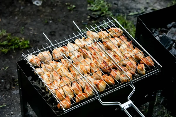Espetos de frango ou carne fritos em um churrasco na grelha, bar — Fotografia de Stock