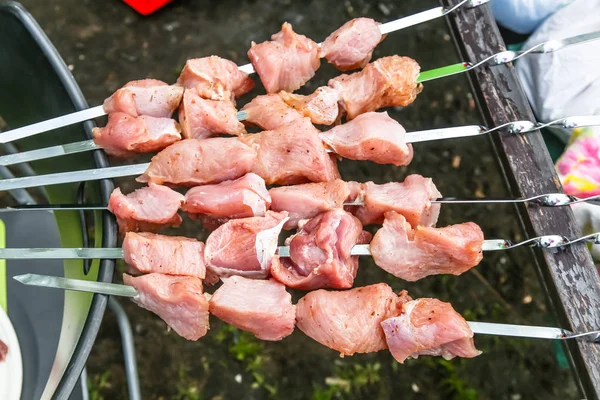 Pedaços de carne crua, kebab de porco em um espeto, churrasco . — Fotografia de Stock