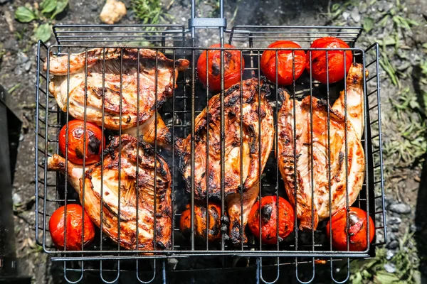 Kip met tomaten, geroosterde op de barbecue, barbecue, picknick — Stockfoto