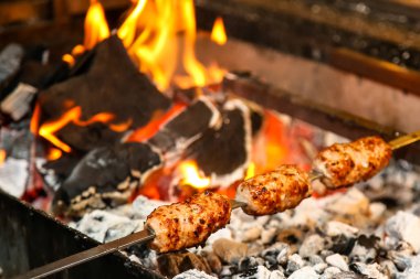 Izgarada şişler üzerinde kavrulmuş lula kebap.