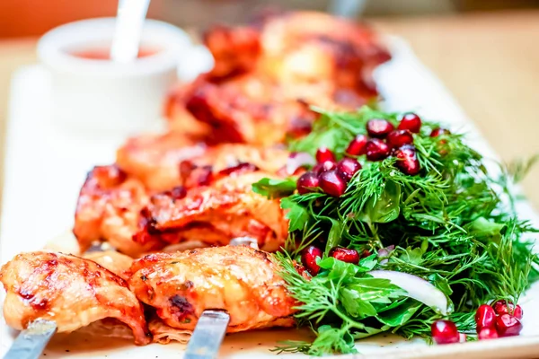 Chicken kebab with tomato sauce, herbs and pomegranate seeds. — Stock Photo, Image