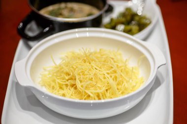 Kabın içinde patates pastası olduğunu.