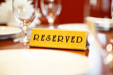 Bir işaret Restoran ayrılmış tablo.