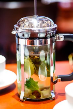 çay nane ve cam çaydanlık (Fransız basın zencefil ile).