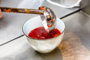 Aşçı bir kase çorba döker.