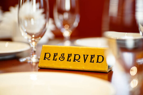 Вывеска на столике в ресторане
.