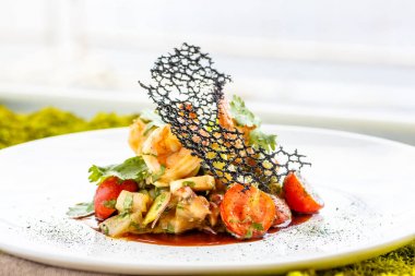 Kızarmış karides sebze ve domates ile