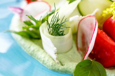 Salatalık, domates, turp ve kereviz bir b sebze salatası