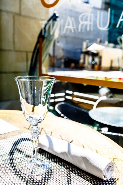 Um copo de vodka na mesa iluminada pelo sol, na mesa o s — Fotografia de Stock