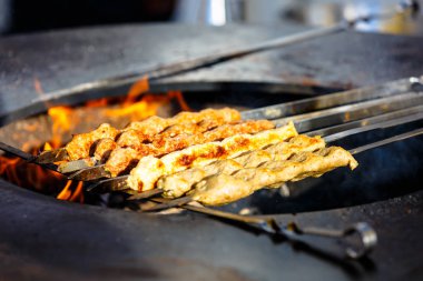 Doğu çanak üzerinde şiş içinde ateşte pişmiş et kebap