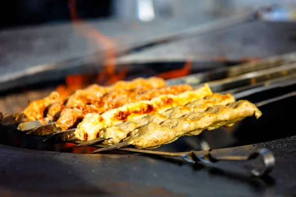 串に刺してで火で調理された肉のケバブの東の料理 — ストック写真