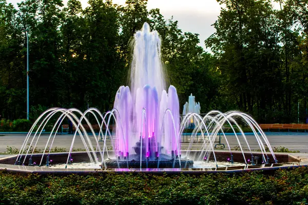 Fonte colorida brilhante no parque da cidade, na noite de verão . — Fotografia de Stock