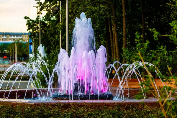 Fonte colorida brilhante no parque da cidade, na noite de verão . — Fotografia de Stock
