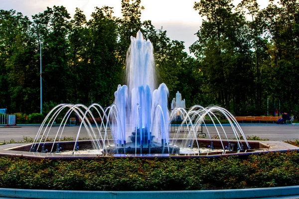 Fonte colorida brilhante no parque da cidade, na noite de verão . — Fotografia de Stock